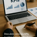 Javier Jiménez analizando KPIs en laptop con gráficos y reportes impresos en un escritorio moderno.